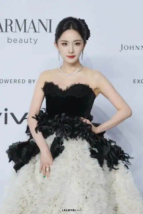 一顿火锅解决不了的事#06#杨幂易烊千玺刘冲合照#231207 gq红毯优雅