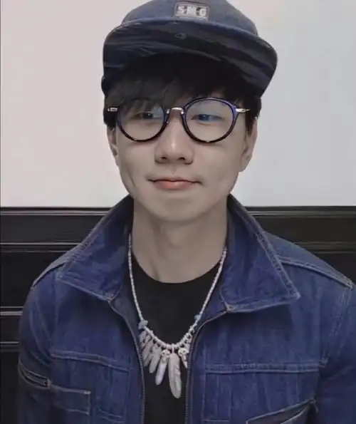 林俊杰超话整理相册翻到了很多97林俊杰,有一说一林俊杰戴眼镜真的