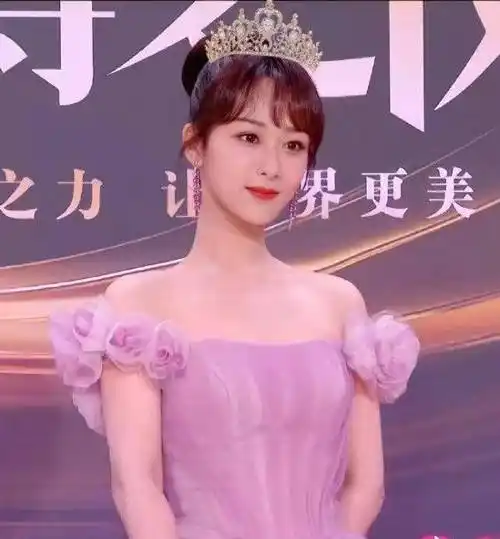 米色风衣搭配印花裙,温婉知性中又带着些许俏皮,粉色横条的已经长裙