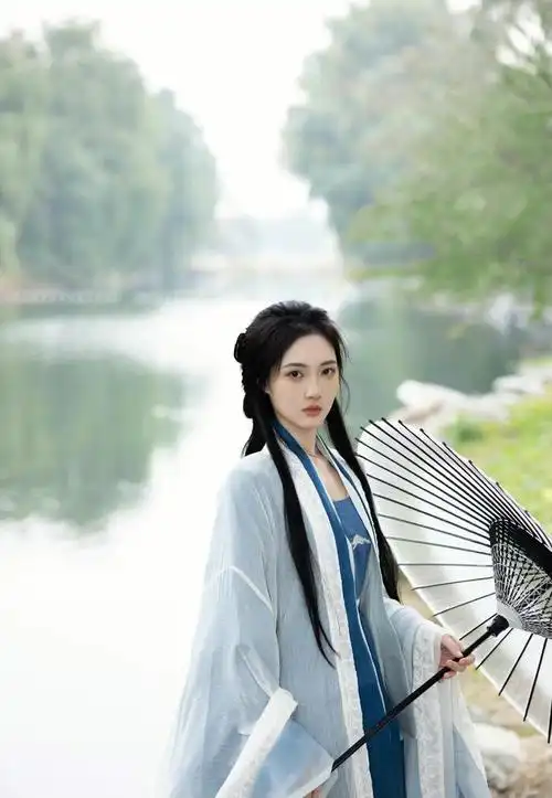 赵嘉敏古风写真大片!执伞青衣袖,静候故人归__财经头条