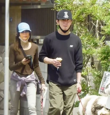 工藤静香与老公木村拓哉漫步街头一身简约穿搭活力四射