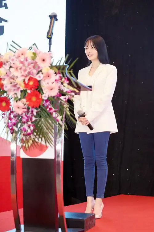 李小璐终露面,双腿纤细,直长发和空气刘海减龄十足,美回20岁