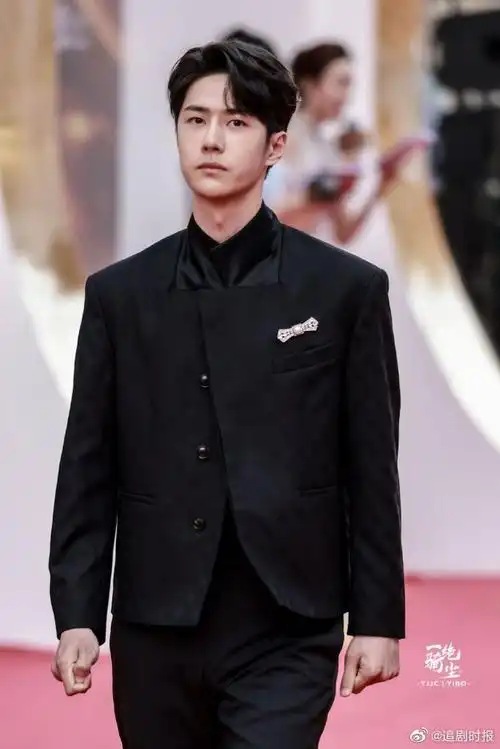 王一博黑色立领小西服##王一博闪钻胸针