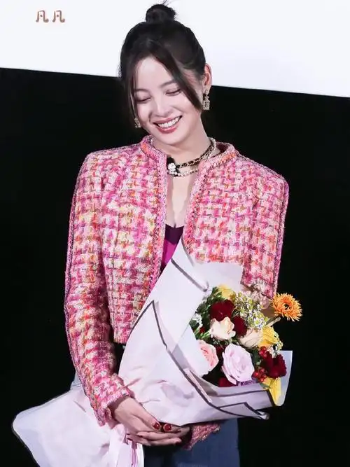 辛芷蕾带火了一种新穿法:短外套 鸳鸯牛仔裤,高级又洋气|高腰|发型