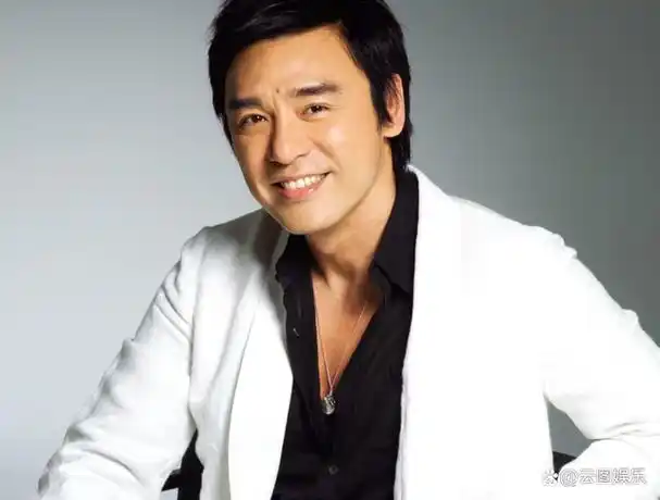 钟镇涛70大寿大咖云集穿唐装过农历生日很讲究搂梁家辉笑开怀