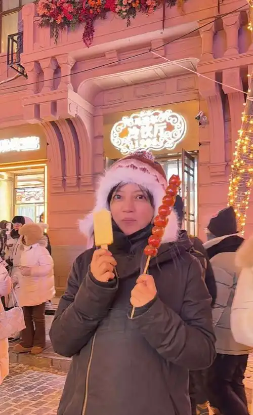 48岁赵薇哈尔滨街边吃雪糕接地气 素颜发胖不少