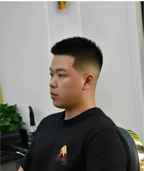 天热了,男士发型怎么剪?最火还是两侧铲短