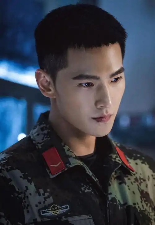 240114杨洋在特战荣耀中的烁烁星光演技获导演与粉丝高度认可