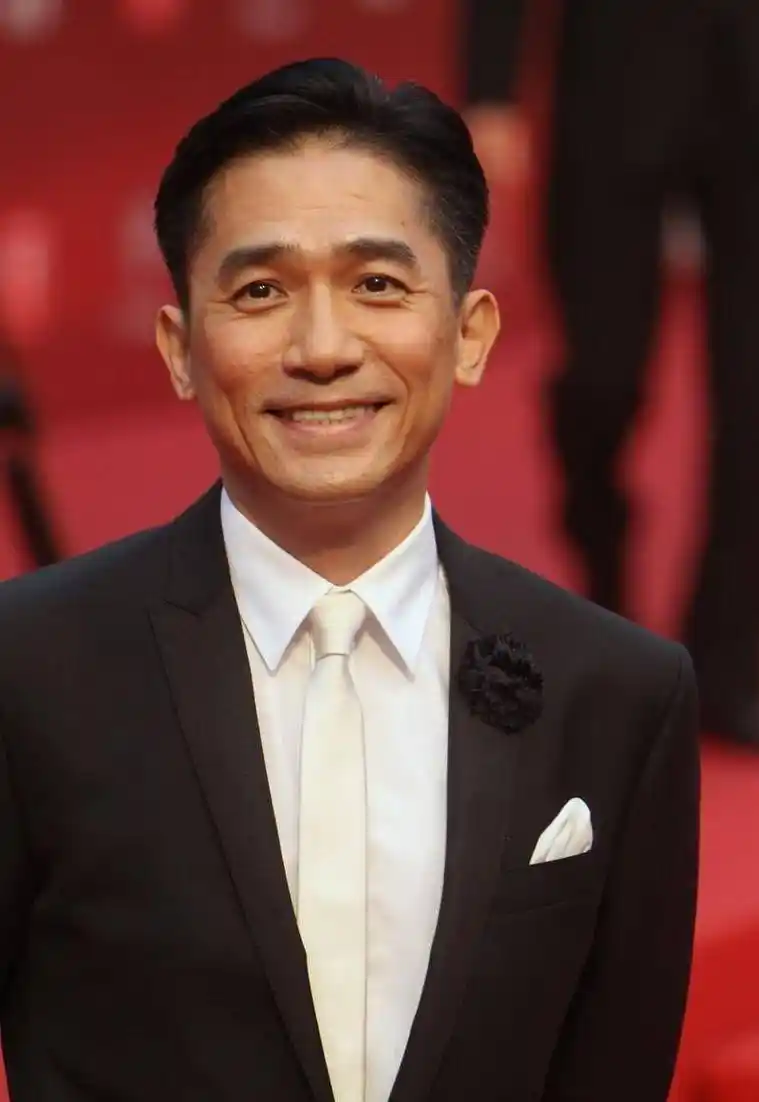 梁朝伟58岁近照:脸色蜡黄发际线后移,原来明星不化妆长这样_长相_头发