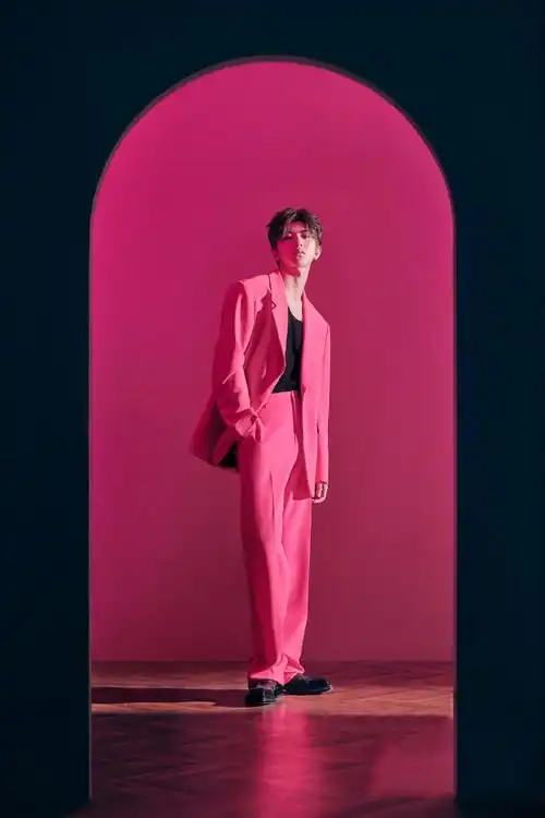 蔡徐坤粉色西装大片写真图片