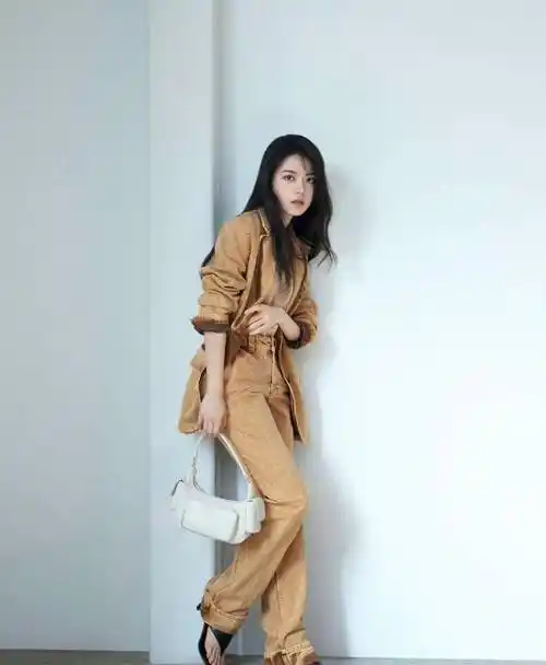 赵今麦穿黄色休闲西装套装拍写真,高挑时尚显气质_层次_黑色_低调