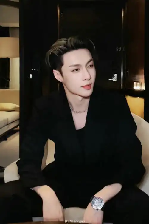 内娱狼尾头天花板#可盐可甜张艺兴,一人千面气质多变,不仅hold得住狼