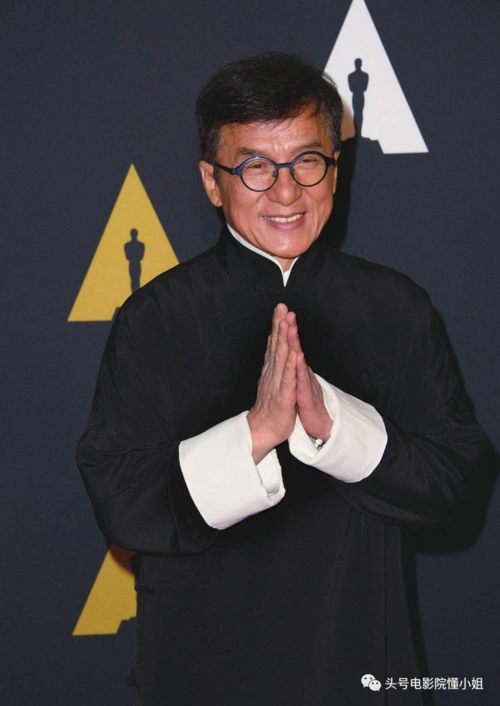 66岁成龙干了件大事!拍《急先锋》差点淹死,用命推出中国队长