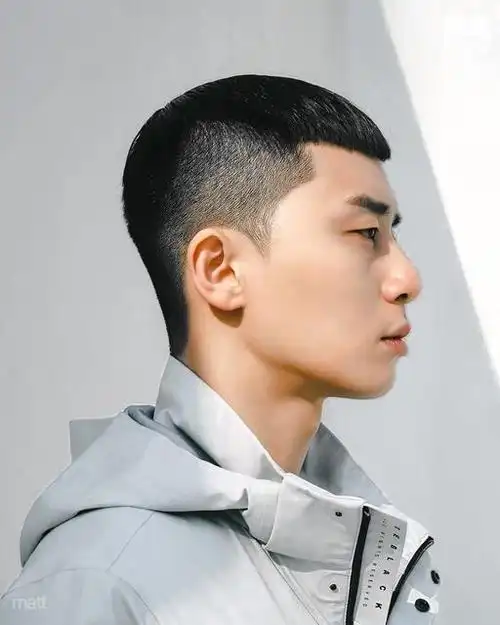 男生头发自然卷适合的发型推荐