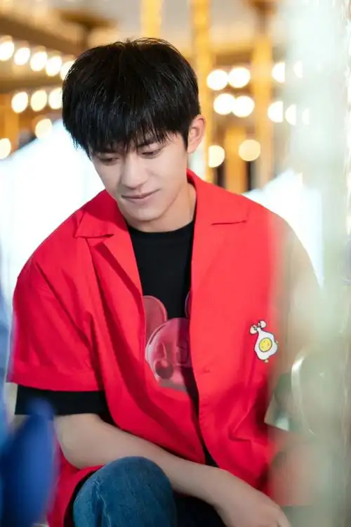 易烊千玺壁纸不惧镜头角度各面皆是惊玺