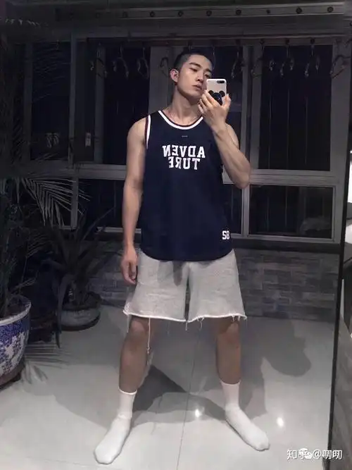 湖北腹肌小狼狗灰裤子刷屏,男生就该这样穿搭! - 知乎