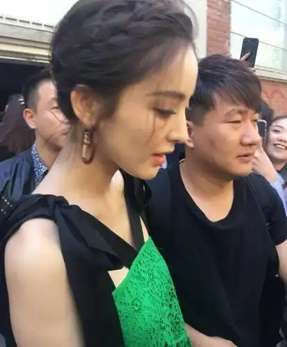 路人镜头下的明星,赵丽颖脸部消瘦,娜扎怼脸拍比精修都美