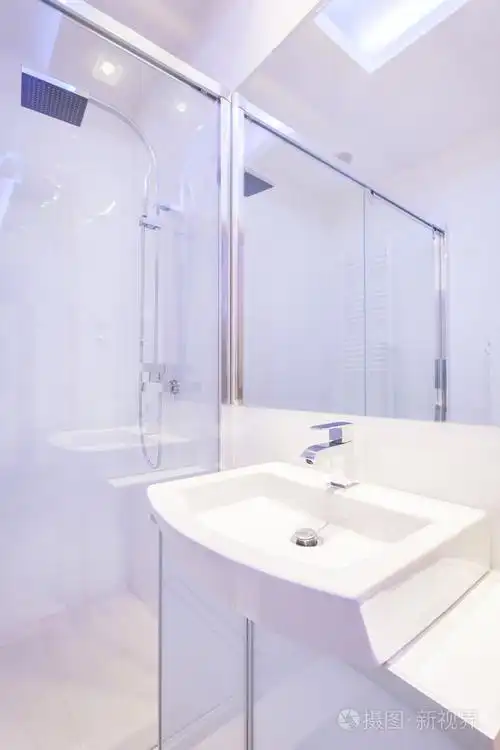 宽敞的淋浴浴室照片-正版商用图片084wi4-摄图新视界