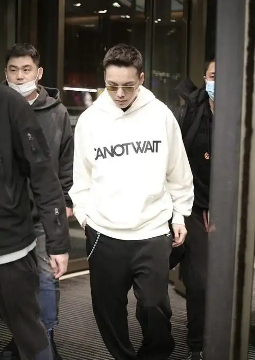 陈伟霆又火了私下穿搭潮流有范穿一身白像个阳光大男孩