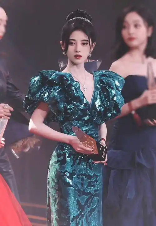 鞠婧祎"微博之夜"穿恨天高,当明星真的好累!