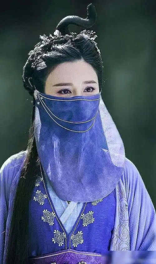 那些蒙着蓝色面纱的古装女星,谭松韵平平无奇,陈都灵排骨腰抢镜