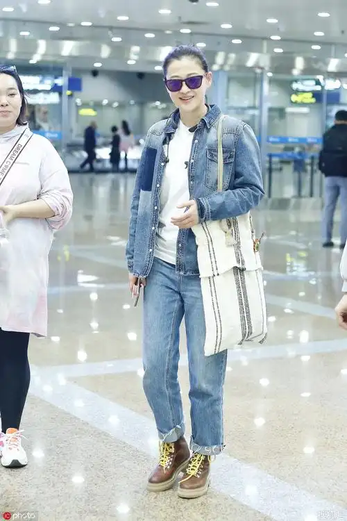 牛仔外套 白tee 牛仔裤 马丁靴时髦潮范.