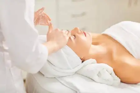 额头按摩图片-额头按摩素材-额头按摩插画-摄图新视界