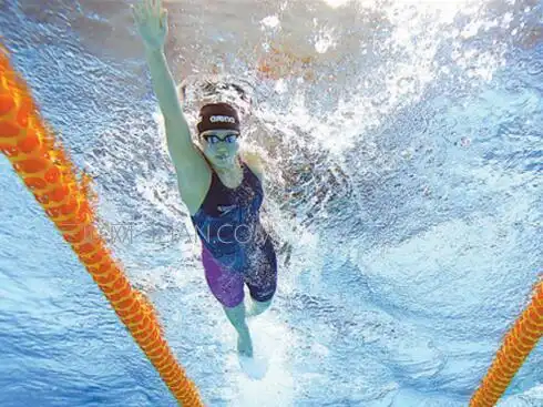 答:(一)身体姿势自由泳时身体俯卧在水面成流线型,背部和臀部的肌肉