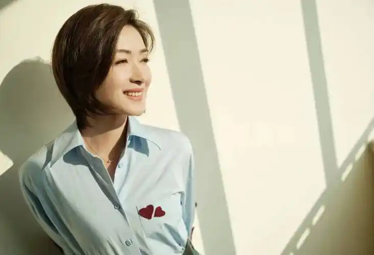 万茜穿衬衫搭配牛仔裙 窗边晒太阳氧气感十足_阳光_宁静_画面