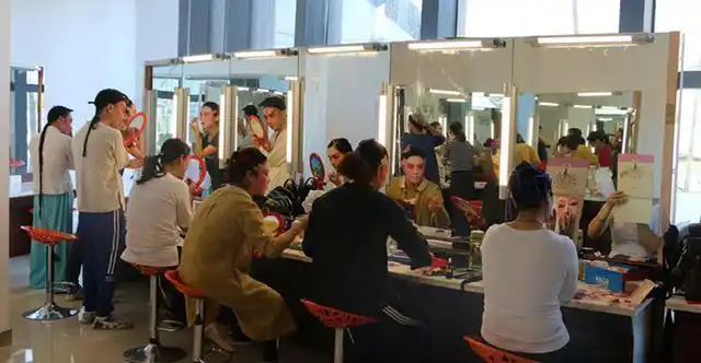 演出前演员化妆准备