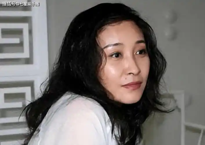 那英1580万条恶评遭网友围攻,官宣演唱会后,又被曝抛售4亿房产_甄妮