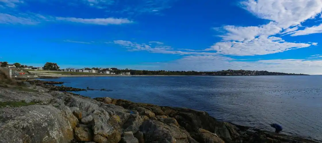 加拿大一号公路西面的零起点处,这条公路东起大西洋海边纽芬兰省的圣