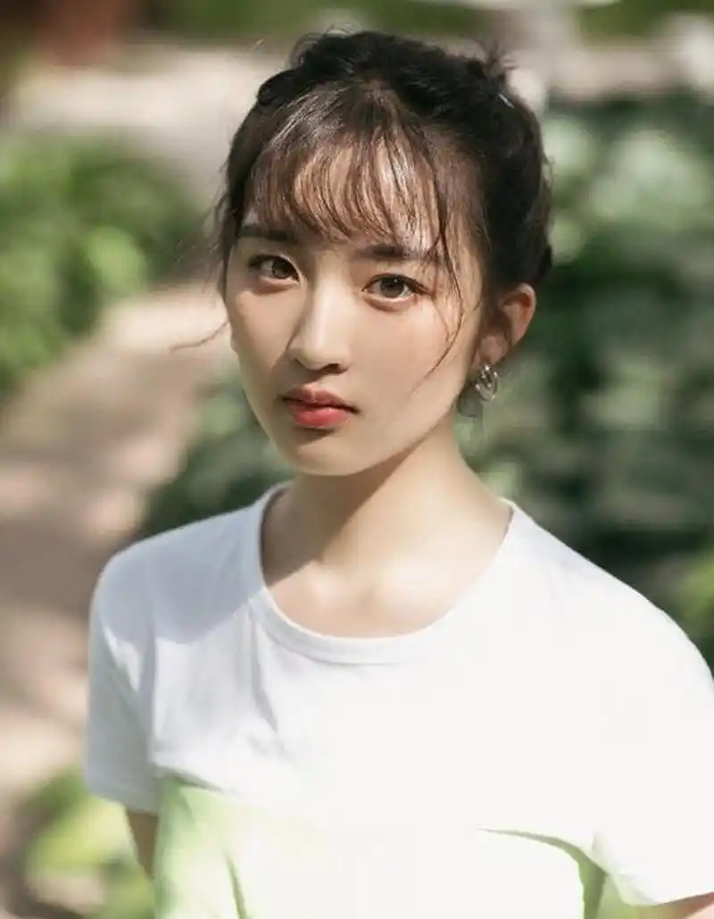 邓恩熙,2005年4月18日出生于重庆市,中国内地女演员.