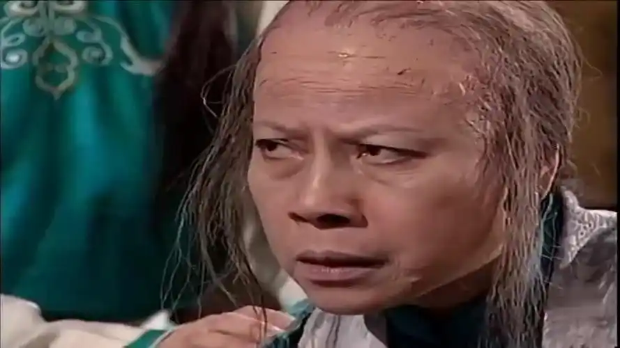 【一点资讯】裘千尺吐核暗杀郭芙,裘千仞要为兄报仇,黄蓉怕了! www.yi