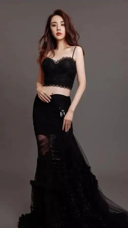 黑色吊带上衣搭配黑色拖地长裙,上下分开的搭配让王晓晨的身材比例看