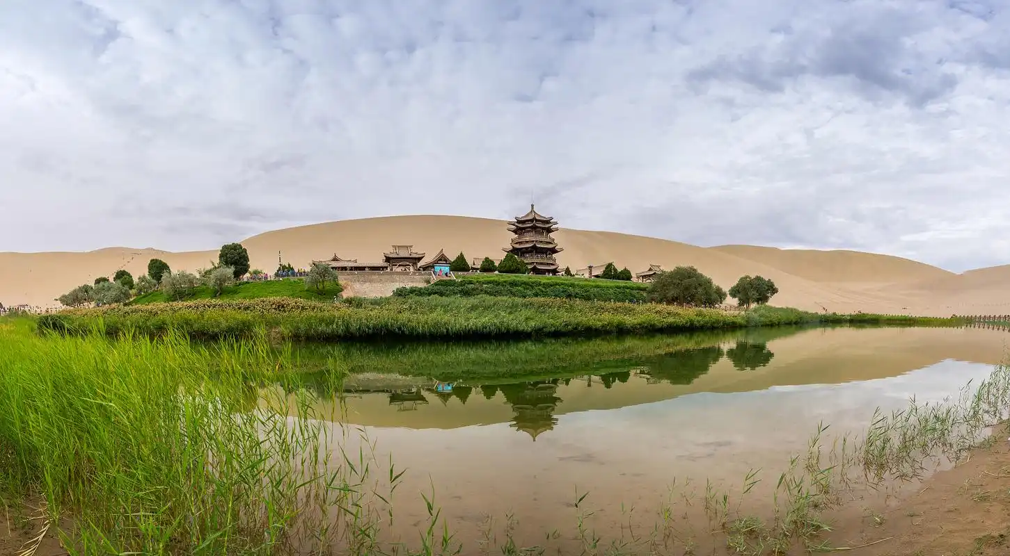 嬉行记# 敦煌大月牙湖,位于中国甘肃省敦煌市境内,是一块壮丽的自然