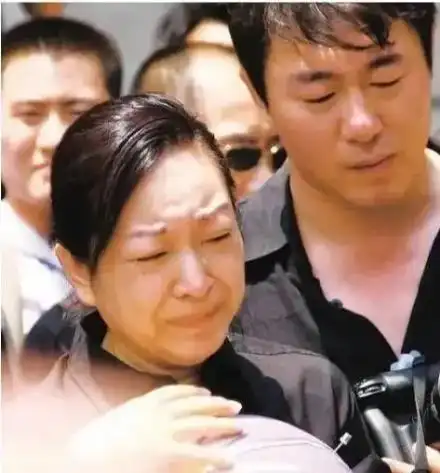 罗京老婆被曝改嫁富商遭非议的背后痛哭是感情再嫁是生活