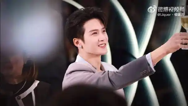 檀健次老婆驾到通通闪开的微博视频