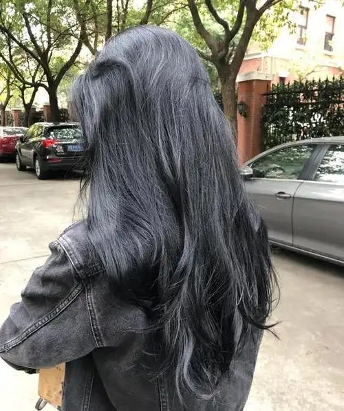 2020又火了一种新发色,叫"蓝黑色",百搭低调,适合大多数女生