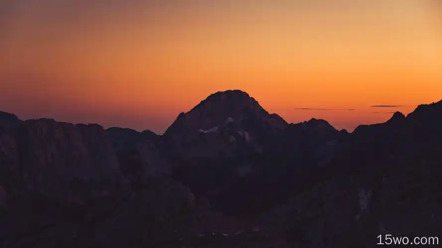 橙色天空风景日落山8k壁纸