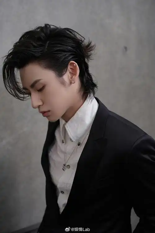 丨今天的@小鬼-王琳凯 红毯造型来咯~黑白西装配大背头