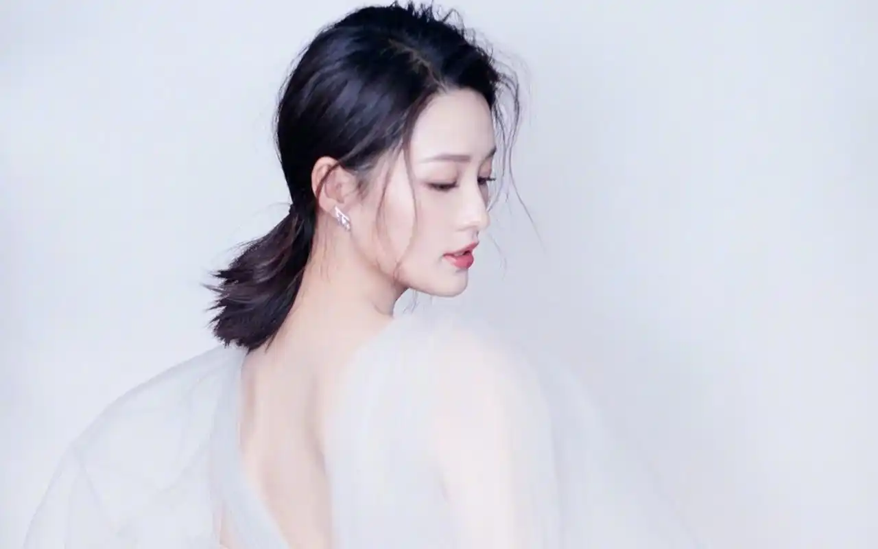 李沁温婉动人唯美图片桌面壁纸高清大图预览1920x1200_大陆明星下载_