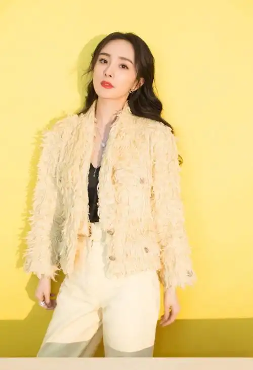 杨幂的名媛范造型好高级穿鹅黄色的小香风套装优雅有气质