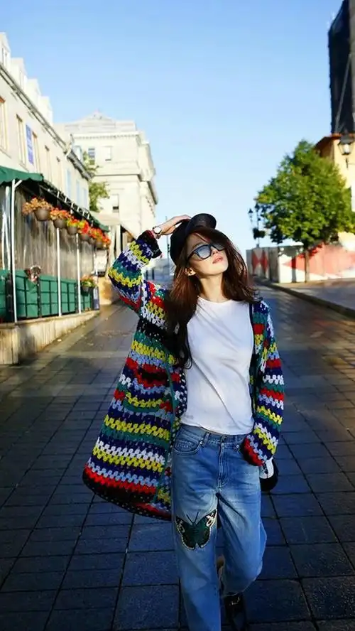 刘亦菲在国外终于不土了穿彩色针织开衫配牛仔裤美成仙女姐姐