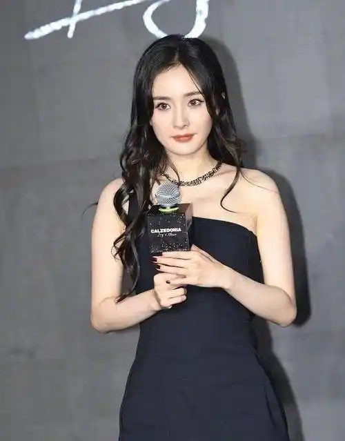 原创杨幂粉丝霸气出手生图过分p图变老变胖真实身材却可爱太多