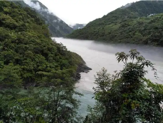 p data-id="gnwg47q3yk">多雄拉河:是墨脱县西部的河,发源于 a