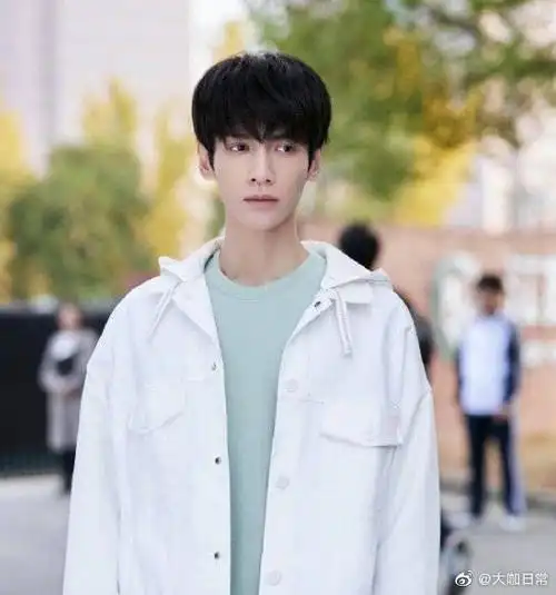 罗云熙十年前素颜证件照##明星早期青涩照