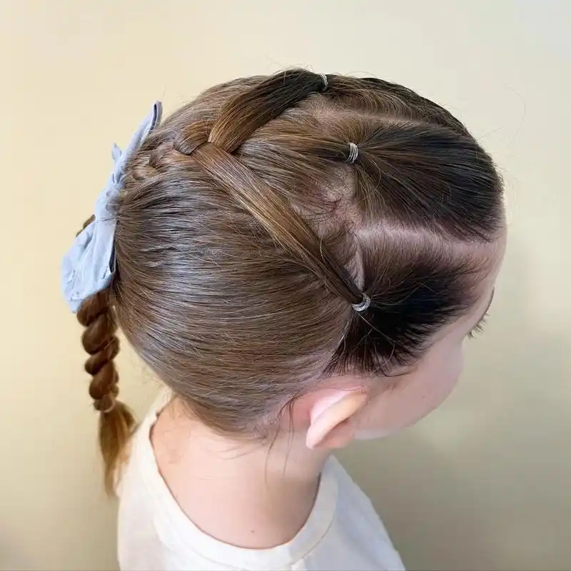 小女孩编发推荐之侧编马尾辫轻松搞定 #小女孩编发##侧边马尾辫# #侧