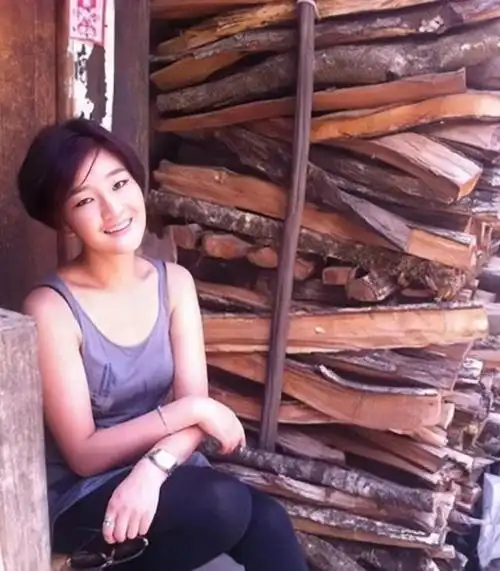 歌手降央卓玛:因丈夫高颜值疯狂倒追,婚后生3胎,如今幸福美满