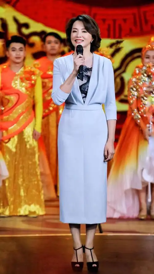 董卿气质感厉害,穿淡蓝色深v领连衣裙大方优雅,不愧是著名主持